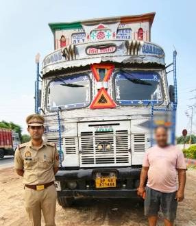 धर्मपुर चौराहे पर बड़ी कार्रवाई: अवैध बालू से लदा ट्रक सीज