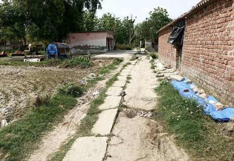 काली स्थान पर,टूट गई नाली बिखर गया अरमान परसौनी बुजुर्ग की बदहाल तस्वीर