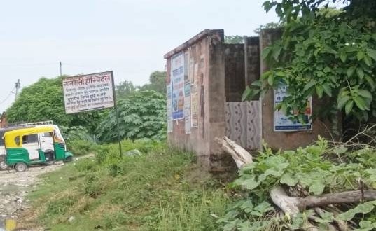 स्वच्छ भारत मिशन को लगा ग्रहण,भिसवां चौराहे का सार्वजनिक शौचालय बना बदहाली की पहचान