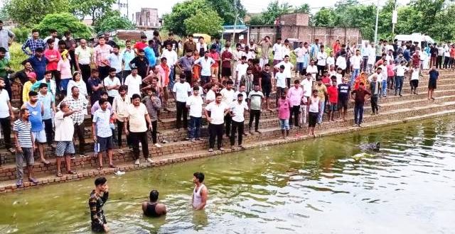 निर्माणाधीन पोखरे में डूबने से तीन मासूमों की मौत, मीराबाई नगर में पसरा मातम