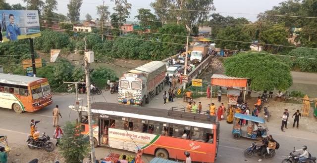 शिकारपुर चौराहे पर जाम की चुनौती, प्रशासन से समुचित यातायात व्यवस्था की मांग