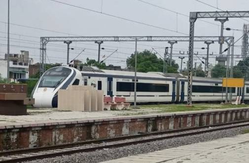 मालगाड़ी के आगे ट्रैक पर लेटा कुली