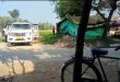 शिकारपुर में सुबह-सुबह आबकारी विभाग की छापेमारी, शराब बेच रहा मुनीब भागा