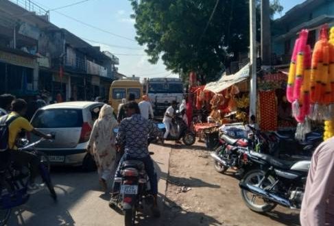 बड़हरा-बरईपार मार्ग पर अतिक्रमण का कब्जा जाम में जूझ रहे राहगीर