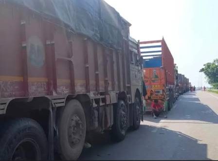 गंगासो पुल पर दो ट्रकों की भिड़ंत, सात घंटे ठप रहा यातायात